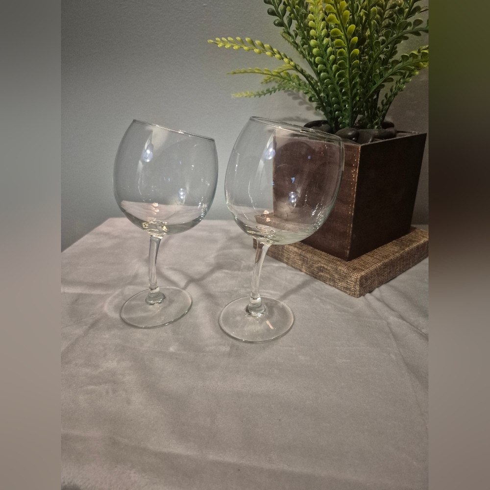 Unique Tipping Crystal Wine Glass Set